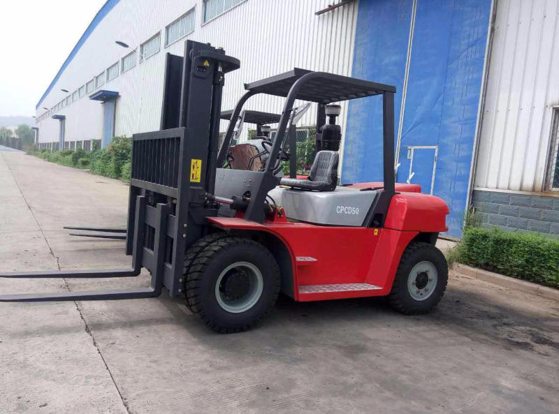 叉叉車出租的費用車后工作燈的作用